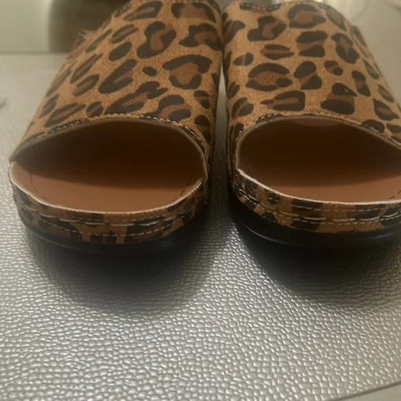 🔥🆕Leopard Print Wedge Slip on Sandal - Picture 10 of 10